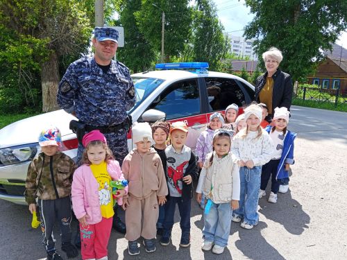 В Бугульме сотрудник Росгвардии объяснил дошкольникам, как вести себя в опасных ситуациях