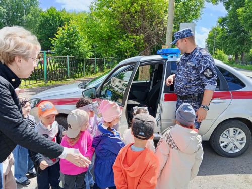 В Бугульме сотрудник Росгвардии объяснил дошкольникам, как вести себя в опасных ситуациях