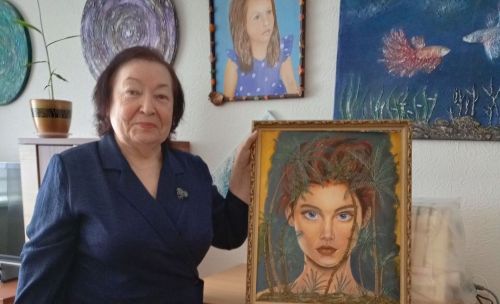 Бугульминка Антонина Логинова пишет картины, шьет одежду и создает декор