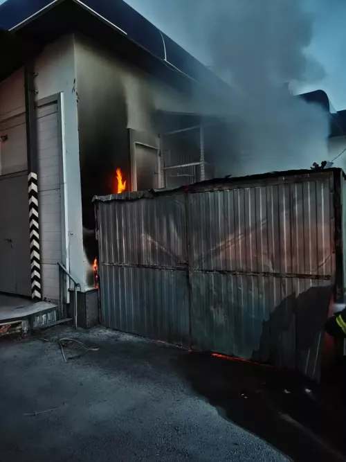 В Бугульме горели мусорные баки у магазина на улице Ненастина