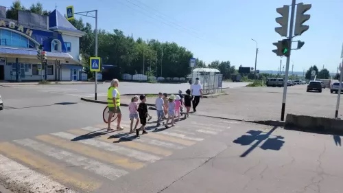 В Бугульме сотрудники Госавтоинспекции и ГБУ «БДД» провели акцию для дошкольников