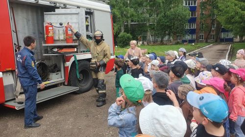 Пожарный автомобиль приехал в гости в детский сад Бугульмы