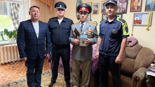 «Спасибо за службу»: ветеранов ГАИ в Бугульме поздравили с юбилеем и вручили тонометры