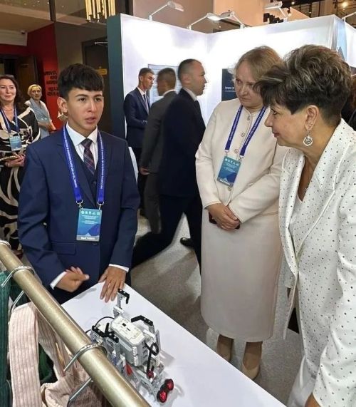 Школьники из Бугульминского района представили мини-роботов-манипуляторов Раису Татарстана