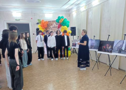 Молодежь из Бугульмы посетила фотовыставку «Обугленные страницы: история, которую не стереть»