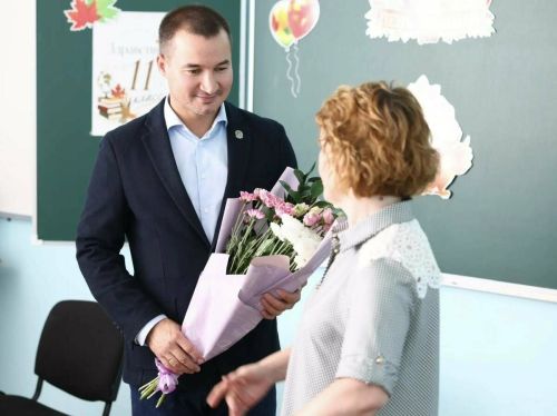 Ринат Садыков посетил восстановленную школу в Лисичанске в День знаний