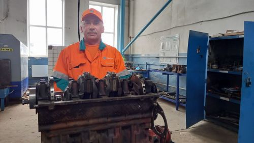 Слесарь по ремонту двигателей Александр Слободин более сорока лет работает на одном предприятии