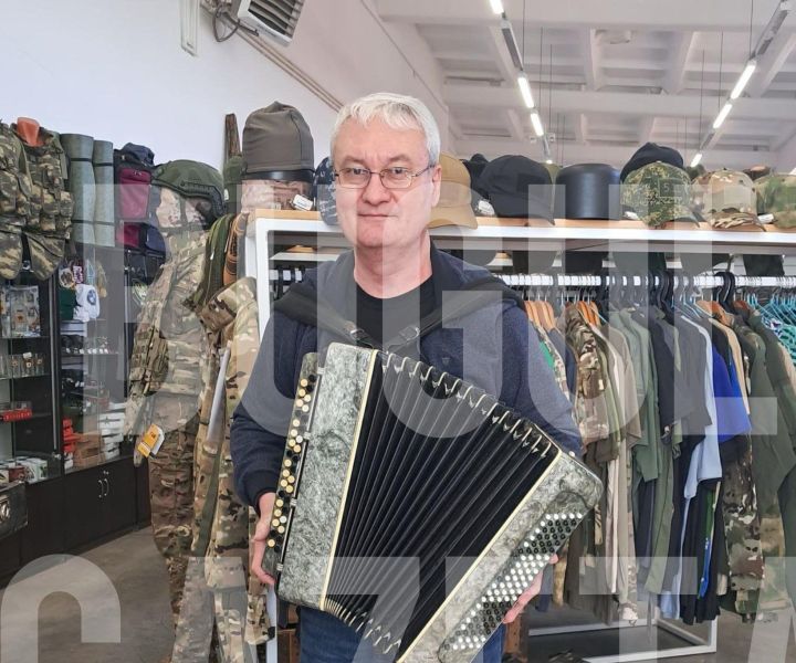 Бугульминец передал бойцам СВО баян