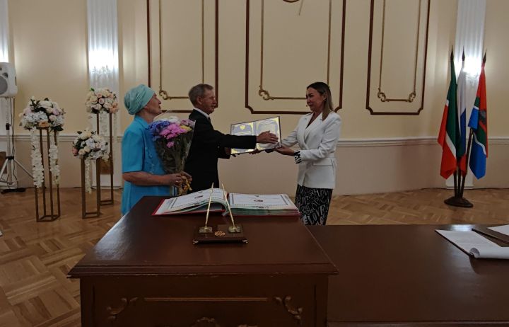 Супружескую пару из Бугульмы поздравили с 50-летием совместной жизни