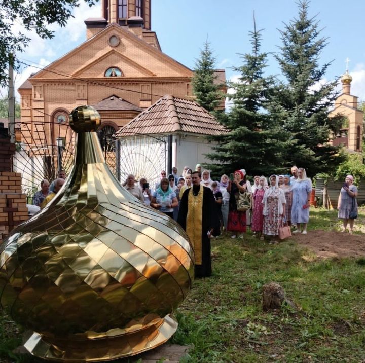 ‎В Бугульме на храм-часовню установили купол с крестом ‎
