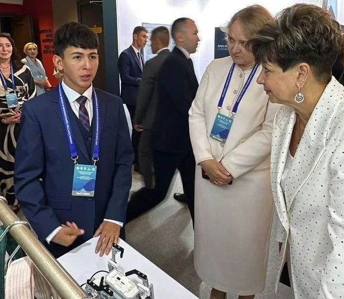 Бөгелмә районы укучылары Татарстан Рәисенә мини-робот-манипуляторларны тәкъдим иттеләр