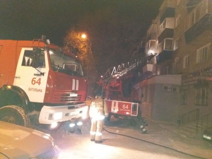 В Бугульме ночью горела квартира в пятиэтажном доме