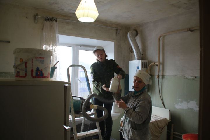 Бугульминские студенты выполнили ремонт на кухне у получателей социальных услуг