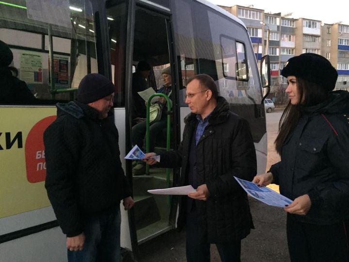 Полицейские Бугульмы рассказали пассажирам общественного транспорта о госуслугах