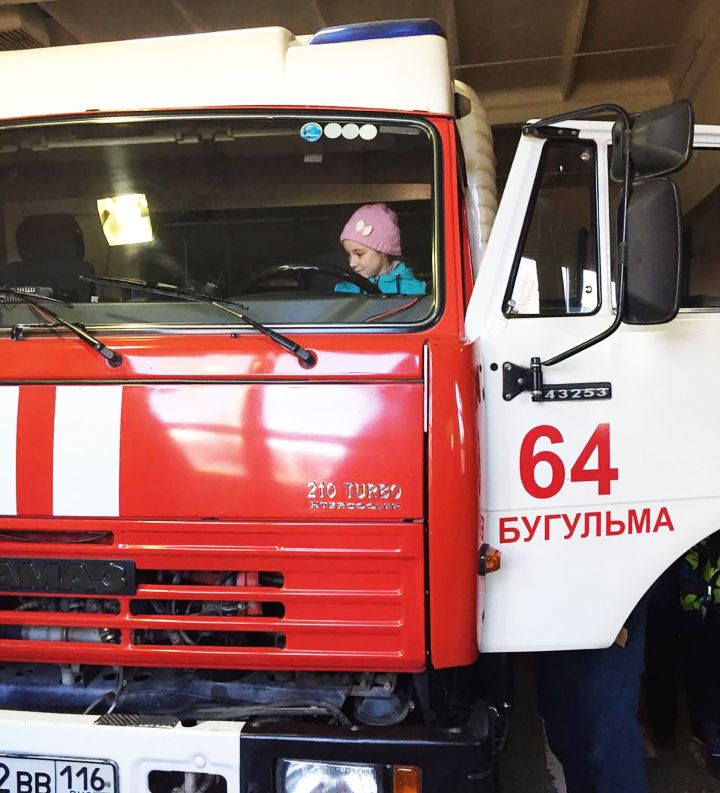 Гимназисты Бугульмы побывали на экскурсии в пожарной части