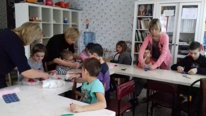 Сотрудники Дома ремесел Бугульмы учили детей делать народные тряпичные игрушки