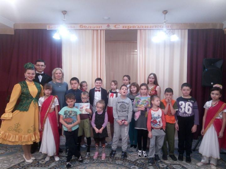 Творческий коллектив Дворца молодежи Бугульмы устроил концерт для детей с ограниченными возможностями здоровья