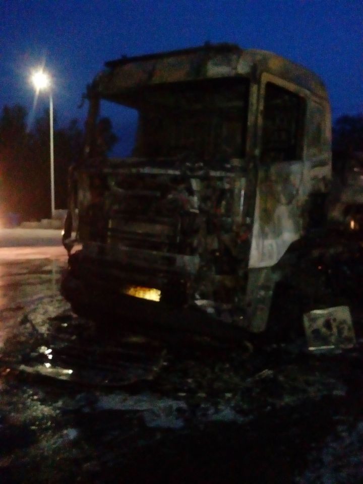 В Бугульминском районе загорелся грузовик