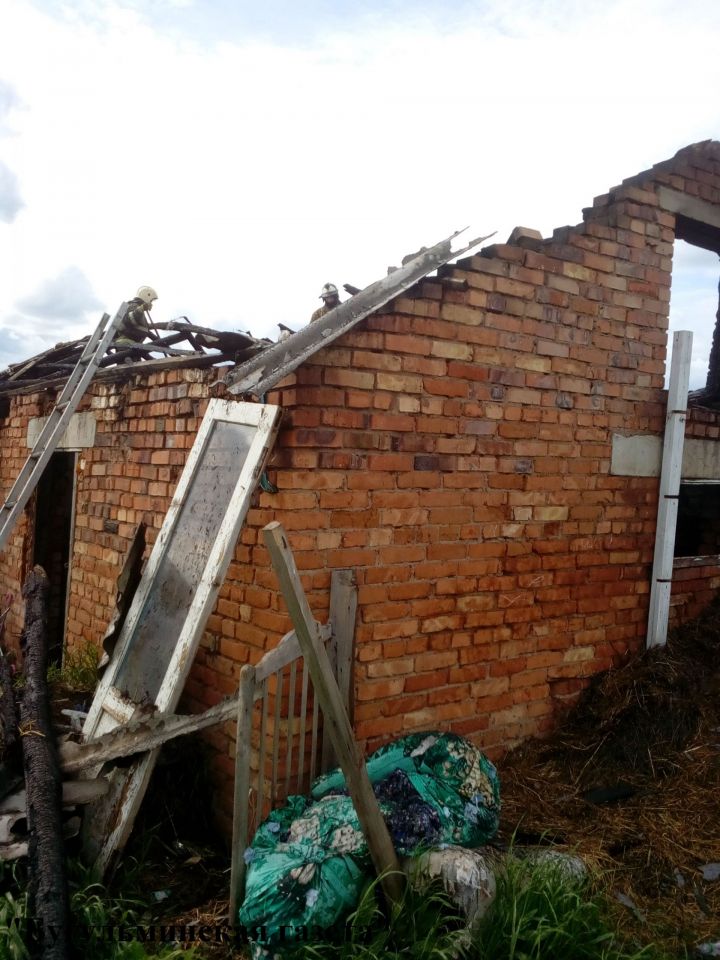 Появились фото с места пожара в деревне Вязовке Бугульминского района
