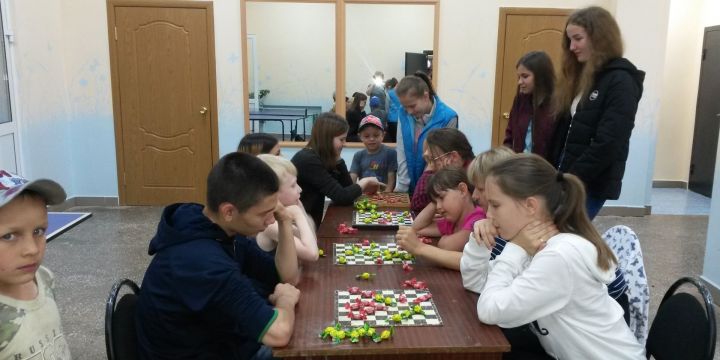 В бугульминском районе состоялся турнир по игре в шашки «Сладкий гроссмейстер»