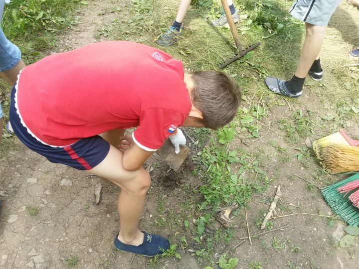 Бугульминские добровольцы помогают наводить порядок на Хакимовском водоеме