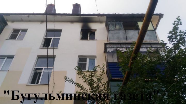В Бугульме тушили пожар в квартире на улице Мусы Джалиля