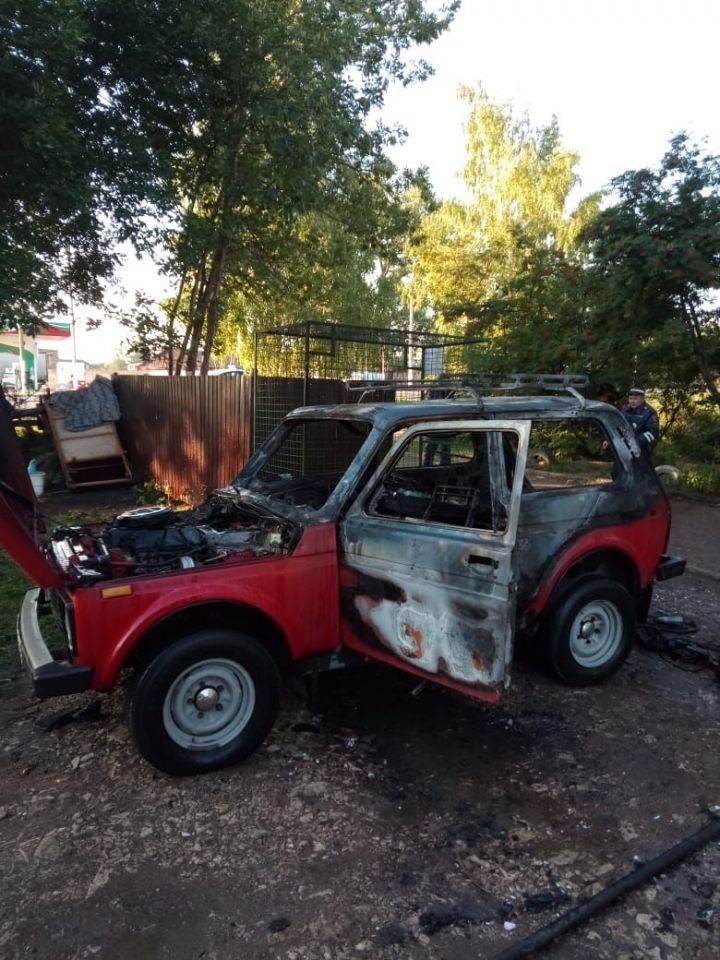 В Бугульме на улице 14-ти Павших огнеборцы тушили легковой автомобиль