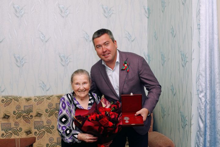 Мэр Бугульмы вручил жительнице медаль «За доблестный труд»