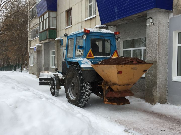 Глава Бугульминского района ставит задачу в максимально короткие сроки убрать снег с улиц