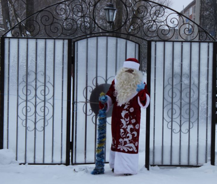 Жители Бугульмы попрощались с Дедом Морозом