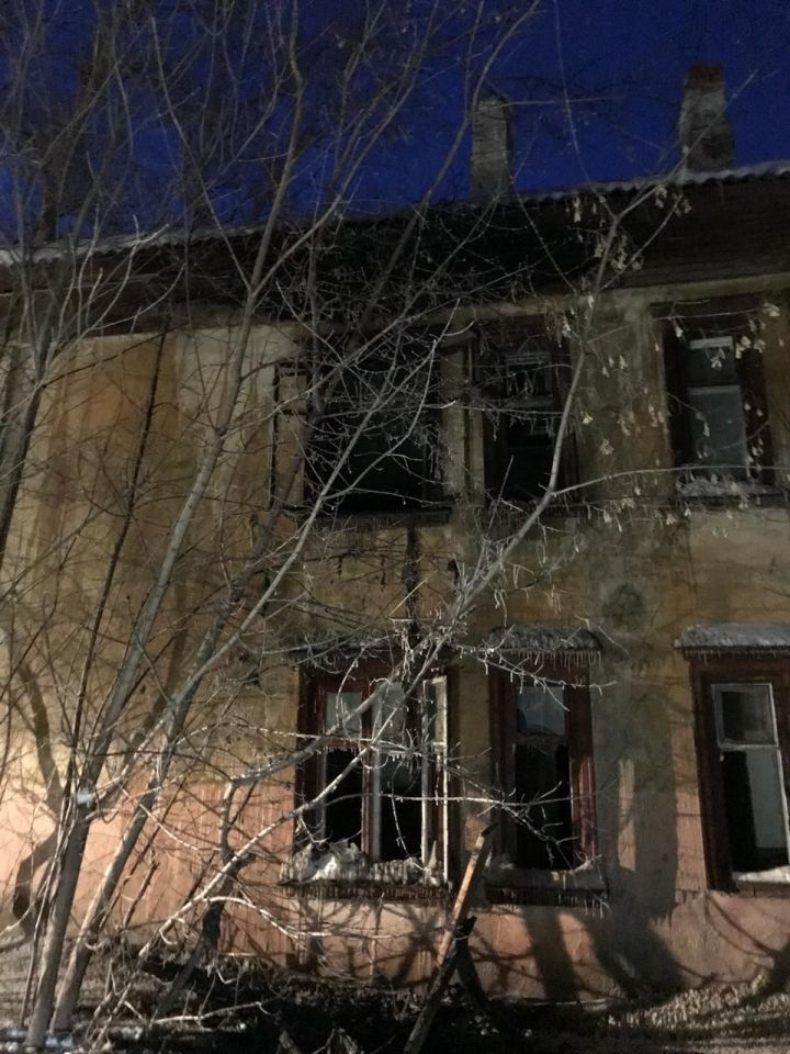 В Бугульме, на улице Ворошилова загорелся заброшенный дом