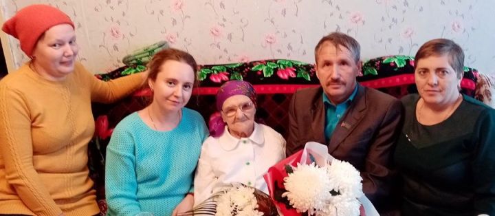 Жительницу Бугульмы поздравили с 90-летием
