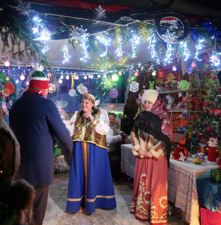 Творческие коллективы сельских учреждений культуры  подарили жителям Бугульмы настоящую новогоднюю сказку