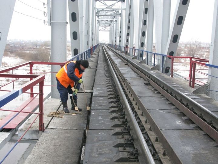 На железной дороге в Бугульминском районе ведется планово-предупредительная работа по безаварийному пропуску паводковых вод
