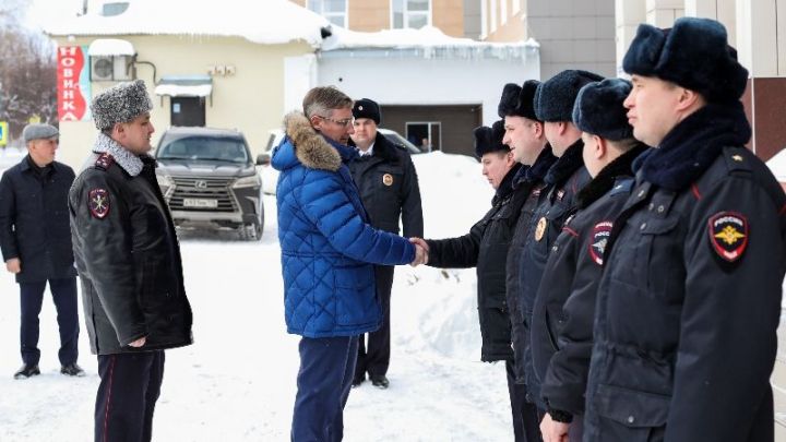 Министр внутренних дел МВД РФ по РТ проверил условия работы полицейских Бугульмы