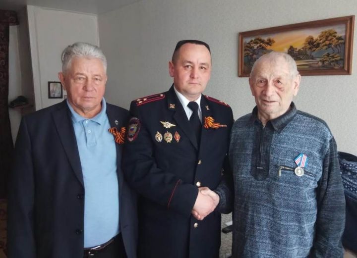 Начальник ОМВД России по Бугульминскому району поздравил своих ветеранов с Днем Победы