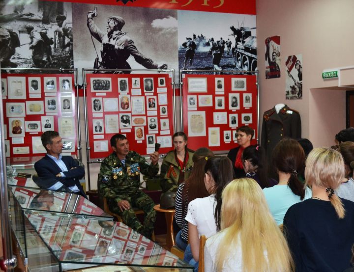 Члены движения «Бугульма-поиск» показали студентам предметы времен войны и рассказали, как можно опознать останки солдат