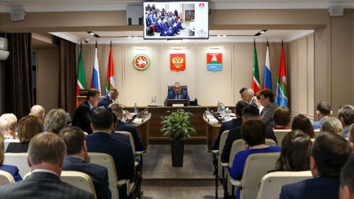 В мэрии Бугульмы представили нового руководителя отдела ЖКХ, транспорта, дорожного хозяйства и связи