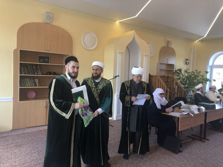 Муфтий Духовного управления мусульман поздравил бугульминцев с окончанием медресе Ютазинского района