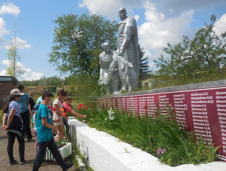 В День памяти и скорби сельчане Бугульминского района окунулись в годы войны и посетили памятник погибшим землякам
