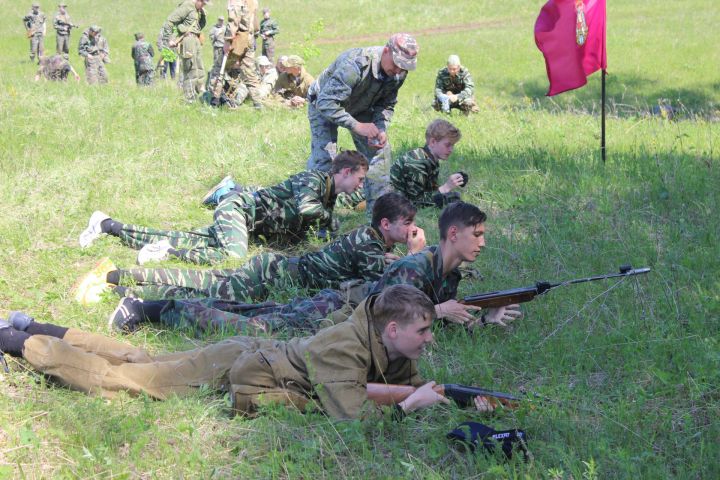 Десятиклассники Бугульмы на четыре дня превратились в солдат