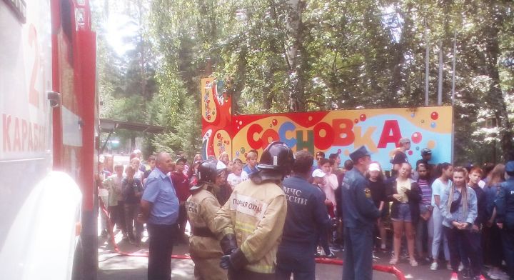 Отдыхающие лагеря в Бугульминском районе увидели технику спасателей и опробовали средства пожаротушения