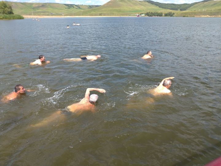 Бугульминцы преклонного возраста не побоялись прохладной воды и приняли участие в массовом заплыве на карабашском водохранилище