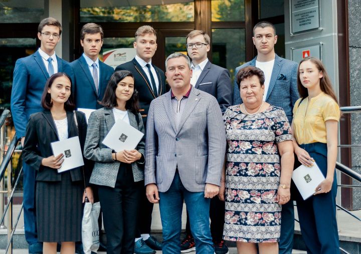 Бугульминские выпускники, набравшие 100 баллов за ЕГЭ, встретились с мэром города