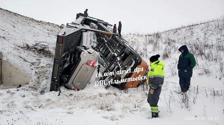 Груженый автовоз завалился в кювет в Альметьевском районе Татарстана
