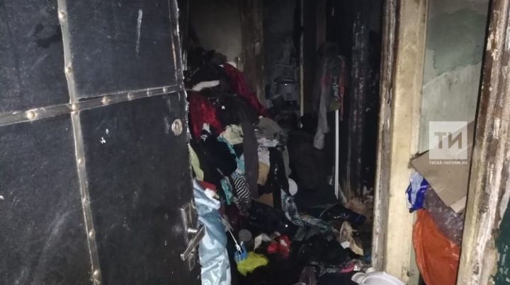 Пожилую челнинку спасли из захламленной квартиры, охваченной огнем