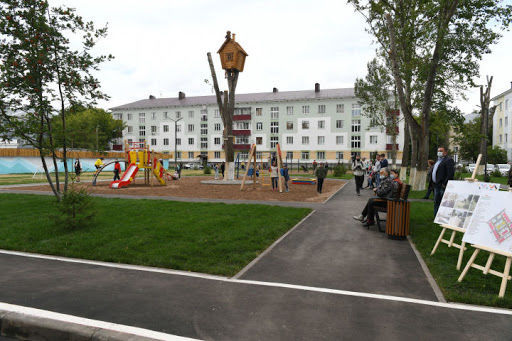 Во дворах Бугульмы начали устанавливать детские игровые площадки