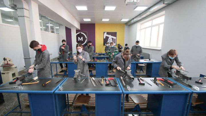 В Альметьевском политехническом техникуме появились новые мастерские по прорывным компетенциям