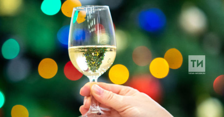 Россиянам посоветовали отказаться от шампанского в новогоднюю ночь