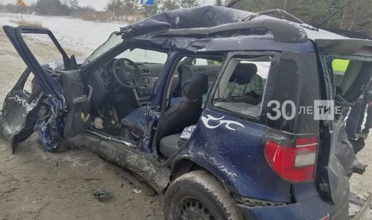 Водителя зажало в машине после столкновения с двумя грузовиками